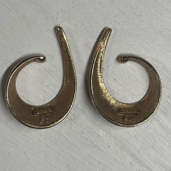 Coro Pair of Brushed Gold Tone Slip-Ease Vintage Earrings - Picture 4 of 7